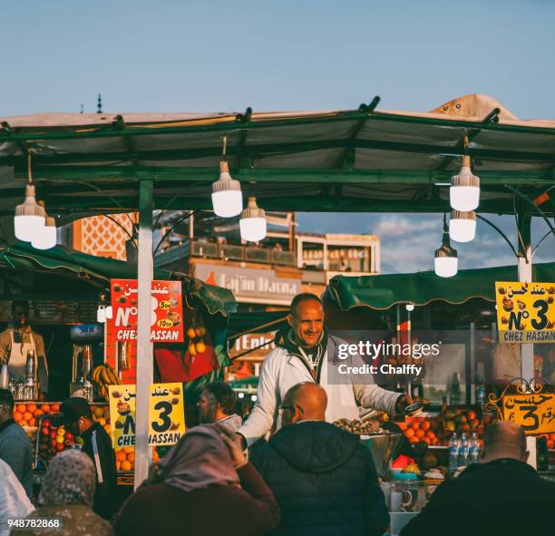 marrakech - djemaa el fna plein - arabian nights stockfoto's en -beelden