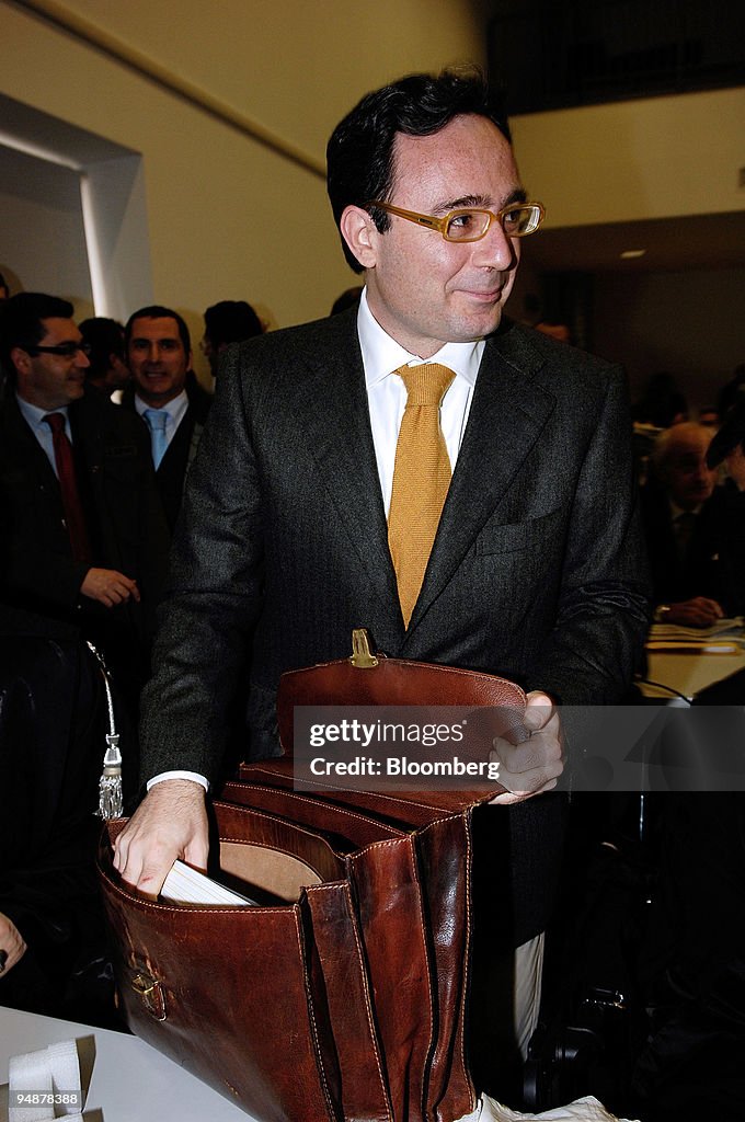 Kruis aan Koppeling gevechten Prosecutor Vincenzo Picciotti arrives at the Parmalat trial in Parma,...  Nieuwsfoto's - Getty Images