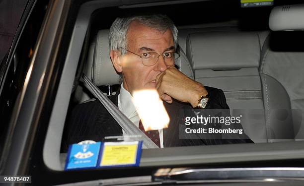 Alessandro Profumo, chief executive officer of UniCredit SpA, leaves after the extraordinary board meeting in Milan, Italy, on Sunday, Oct. 5, 2008....