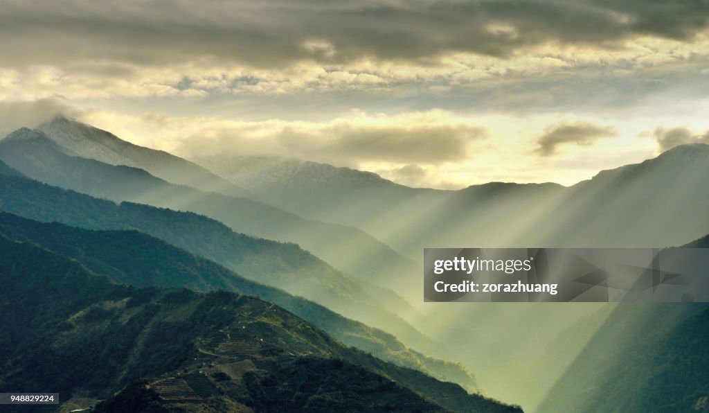 Zonlicht balken op berg, Taiwan