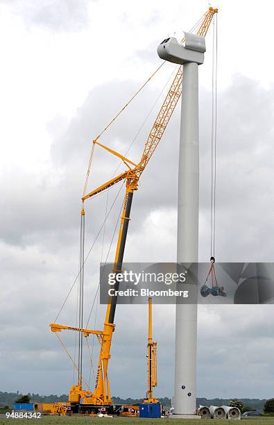 Crane lifts a generator onto the first wind turbine at Lower Cheyne Court on Romney Marsh, in Kent, U.K., on Wednesday, June 18, 2008. The project...