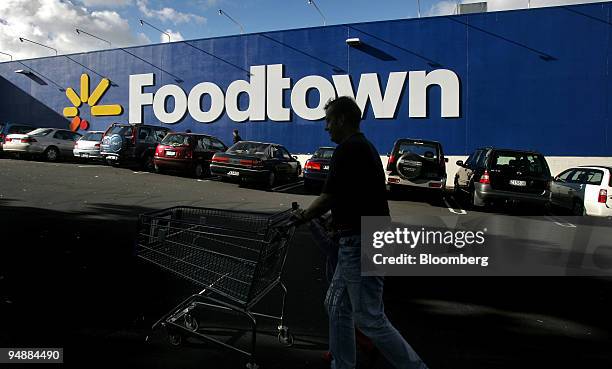 Shoppers head into a Foodtown super market in Auckland, New Zealand Tuesday, May 24, 2005. Woolworths Ltd., Australia's second- biggest retailer, is...