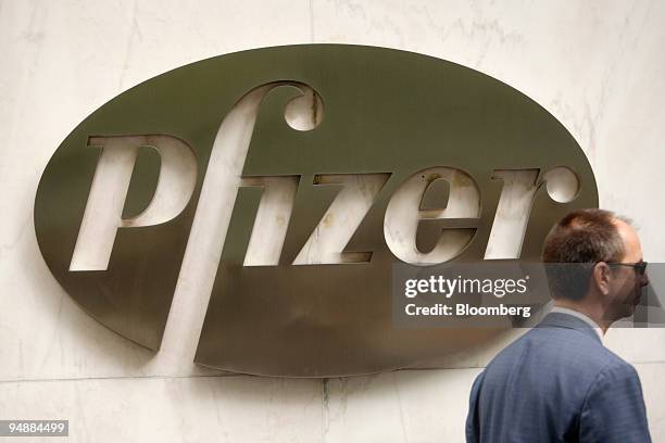 Pfizer Building Sign 287 Pfizer World Headquarters Stock Photos, High-Res Pictures, and ...