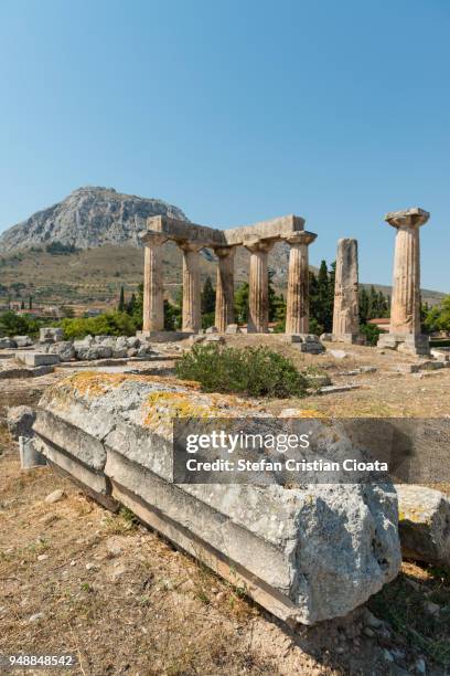 column at temple of apollo, corinth, greece - templo de apolo corinto imagens e fotografias de stock