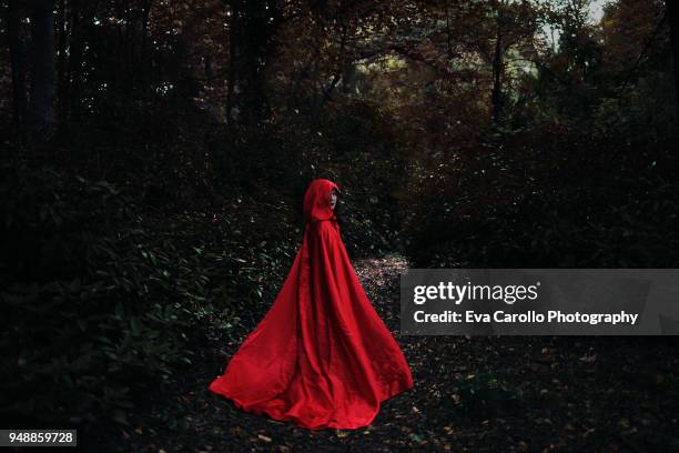 fleeing - chapeuzinho vermelho criatura mítica - fotografias e filmes do acervo