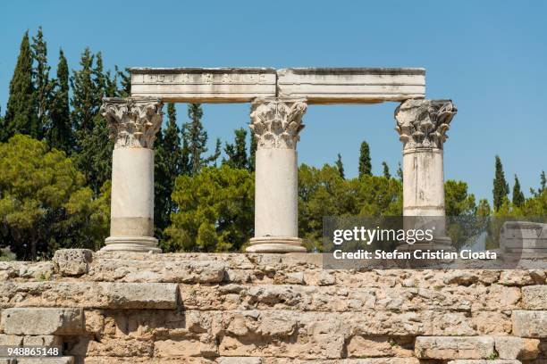 truins at ancient corinth, greece - templo de apolo corinto imagens e fotografias de stock