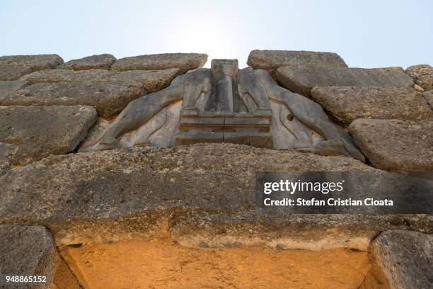 lion gate mycenae - templo de apolo corinto imagens e fotografias de stock