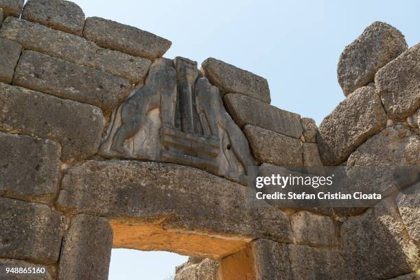 lion gate mycenae - templo de apolo corinto imagens e fotografias de stock
