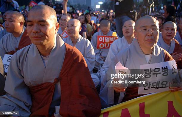 South Korean protesters listen to a speaker during a candlelight vigil against U.S. Beef imports, in Seoul, South Korea, on Tuesday, June 10, 2008....