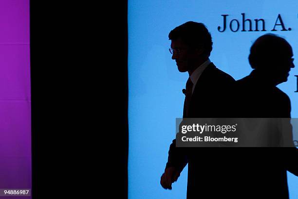 John Thain, chairman and chief executive officer of Merrill Lynch & Co., left, walks on-stage with Alan Murray of the Wall Street Jornal exiting...