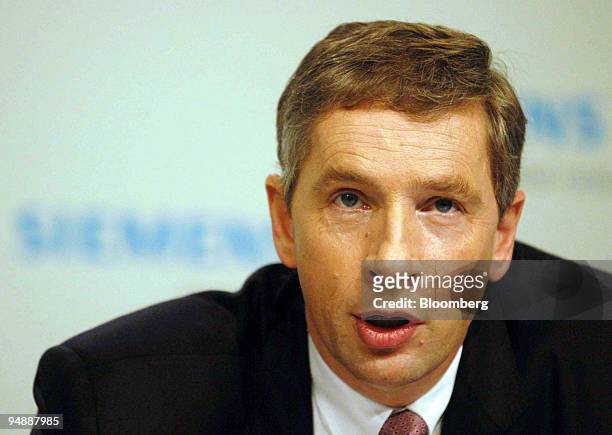Siemens Chief Executive Klaus Kleinfeld speaks at a press conference in Munich, Germany, Thursday, November 10, 2005. Siemens AG, Germany's largest...