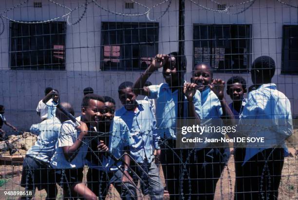 Ecoliers dans la cour de récréation à Soweto, en novembre 1989, Afrique du Sud.