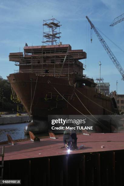 Ouvrier faisant des soudures sur la coque d'un bateau, dans le chantier naval d'Elseneur, en août 1978, Danemark.