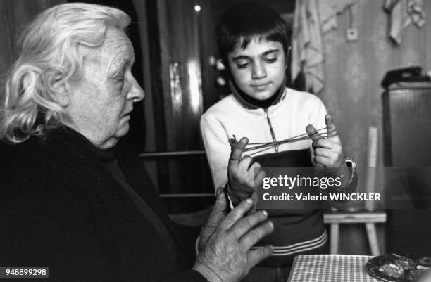 Enfant sans-abri avec sa grand mère dans un refuge, après le tremblement de terre de 1988, à Chirakamut, en janvier 1989, Arménie.