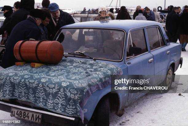 Vente de pièces détachées sur le marché noir à Vilnius, en février 1992, Lituanie.