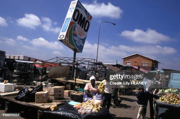 Publicité de lessive ?Omo? dans un marché à Soweto, en décembre 1989, Afrique du Sud.