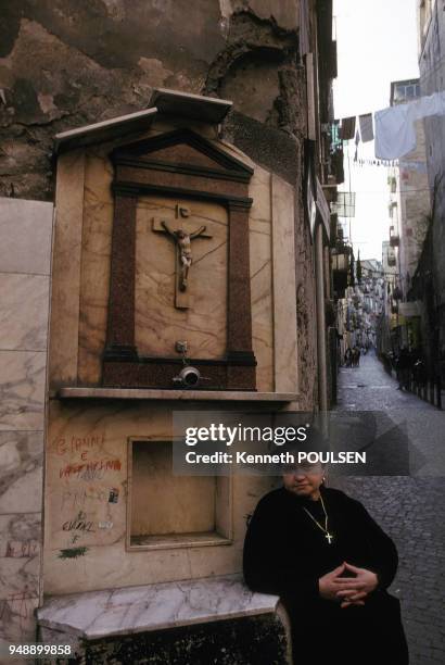 Autel cartholique dans une rue du quartier de Sanita à Naples, en 1990, Italie.