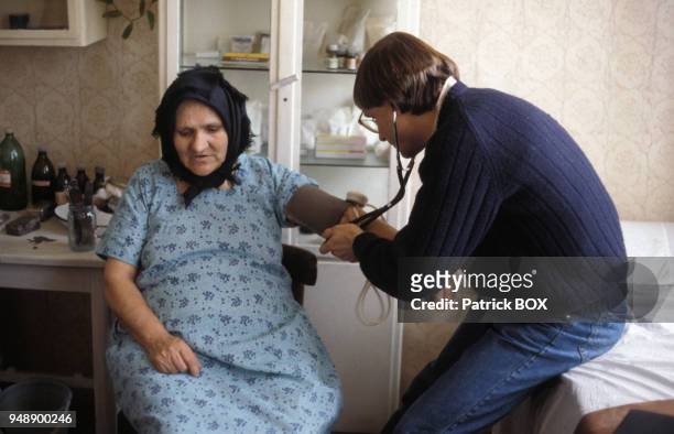 Membre de médecin du monde auscultant une patiente dans le dispensaire de Satu Mare, en février 1990, Roumanie.