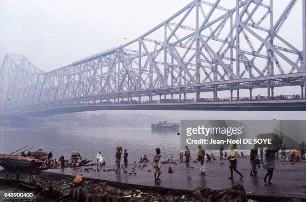 Le pont de Howrah au-dessus du fleuve Hoogly à Calcutta , en janvier 1991, Inde.