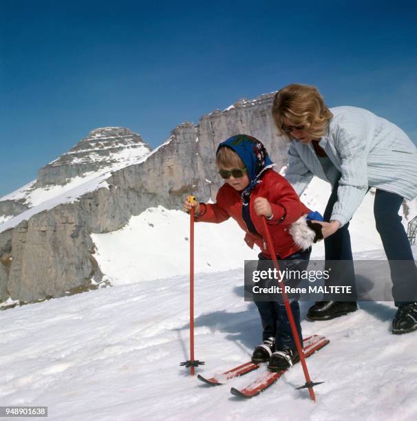 Enfant faisant du ski à Leysin, en Suisse, circa 1970.