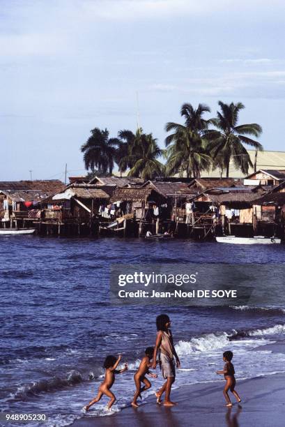 Enfants se baignant sur la plage de Zamboanga, en 1990, Philippines.