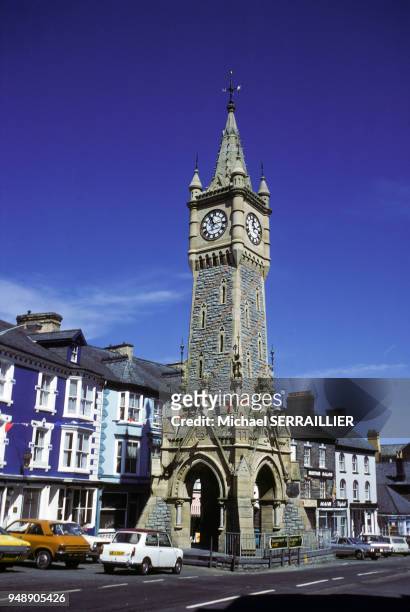 La tour de l'Horloge de Machynlleth, en 1977, au Pays de Galles, Royaume-Uni.