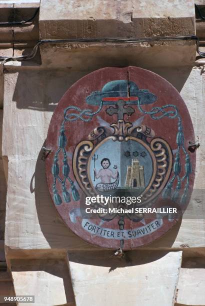 Blason au-dessus d'une porte à San Lawrenz, en 1976, Malte.