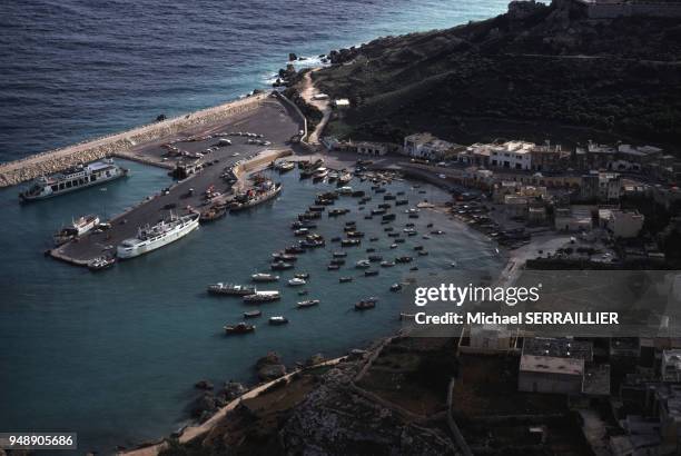 Vue du port de Mgarr sur l'île de Gozo, en 1976, Malte.