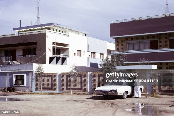 Maisons d'un quartier résidentiel à Koweit City, en février 1970, Koweït.