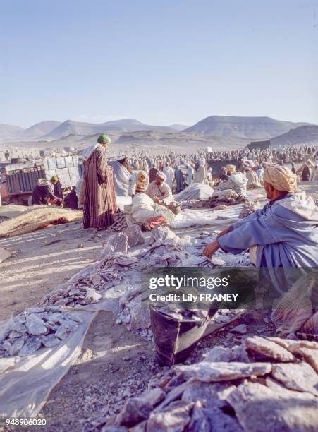 Vendeur de blocs de sels sur le marché du moussem d'Imilchil, dans le Haut Atlas au Maroc, en 1983.