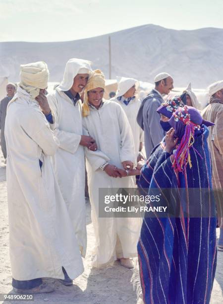 Rencontres entre prétendants au Moussem d'Imilchil , en 1983, Maroc.