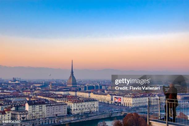 turin in der abenddämmerung, italien - mole antonelliana stock-fotos und bilder