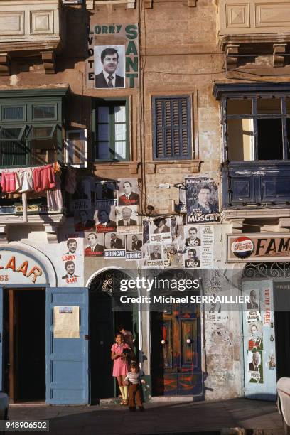 Affiches électorales sur des maisons de Il-Kalkara, en 1976, Malte.
