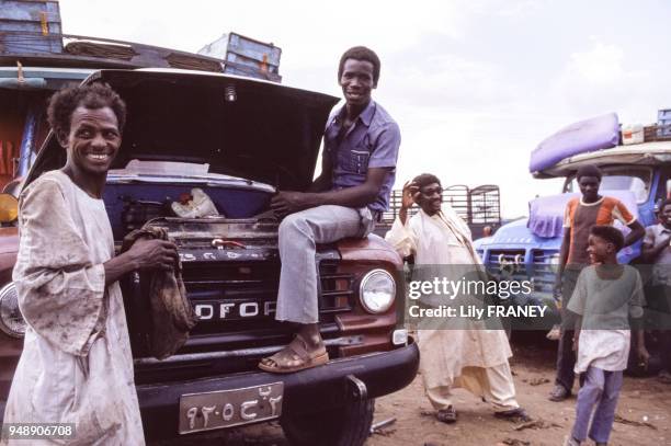 Camion utilisé pour le transport en commun à Khartoum, en juin 1985, Soudan.