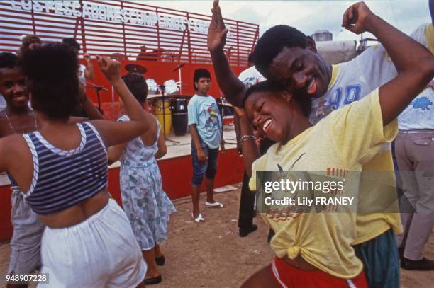 Jeunes dansant dans une fête à la Havane, en 1991, Cuba.