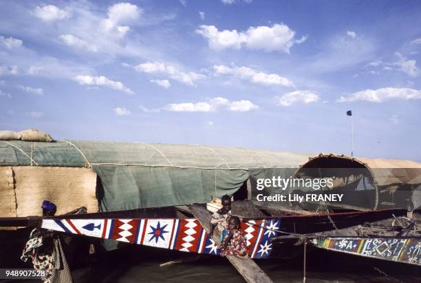 Pirogues utilisées pour la traversée du fleuve Niger à Mopti, en décembre 1987, Mali.