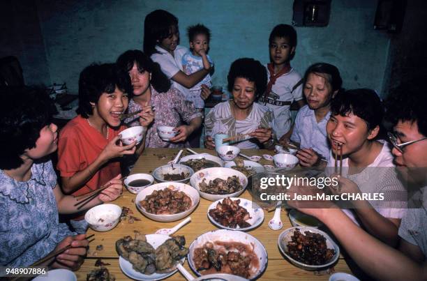 Repas de famille dans une maison à Canton , en 1986, Chine.