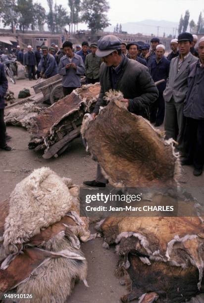 Vente de peaux de moutons sur le marché à Linxia, , en octobre 1986, Chine.