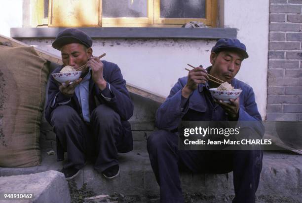 Ouvriers pendant la pause déjeuner à Linxia, en septembre 1986, Chine.