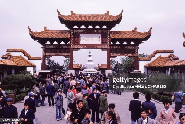 Porte dans le parc de la tour de la Grue jaune à Wuhan, en mai 1987, Chine.