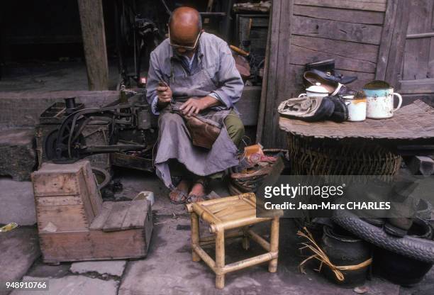 Atelier d'un cordonnier dans la rue à Dazu, en septembre 1986, dans la province du Sichuan, Chine.