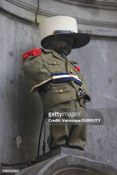 Le Manneken Pis habillé en uniforme militaire, Bruxelles, Belgique.
