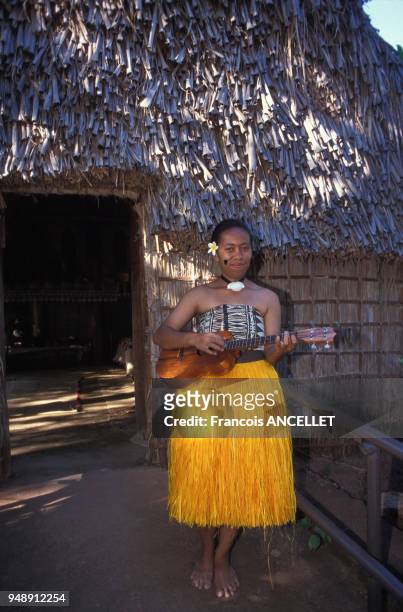 Joueuse de ukulélé à Laie sur l'île d'Oahu, en 1999, à Hawaï, Etats-Unis.