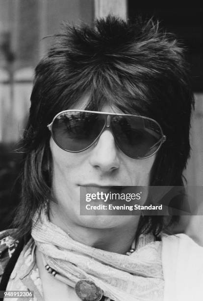 English rock musician, songwriter, and artist Ronnie Wood of The Rolling Stones, wearing aviator shield sunglasses, UK, 22nd June 1977.