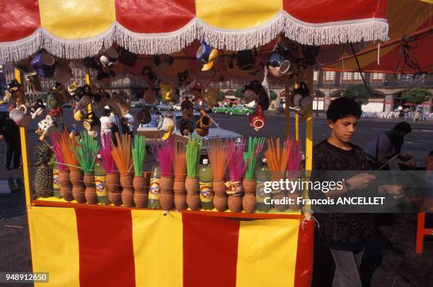 Vendeur de boissons dans la rue à Mexico, au Mexique, en avril 1998.