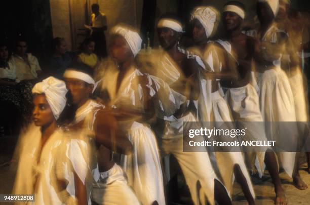 Danseurs en file indienne pendant une cérémonie en avril 1997, à Santiago de Cuba, Cuba.