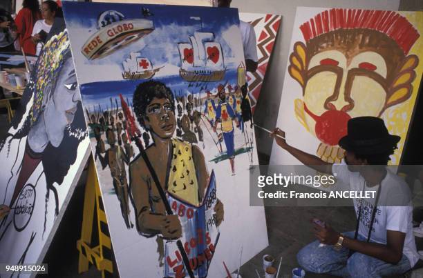 Peintre pr�éparant des panneaux pour la fête de l'abolition de l'esclavage à Salvador de Bahia, en mai 1988, Brésil.