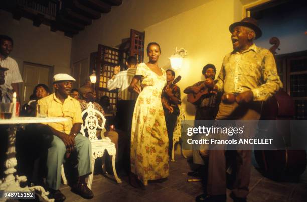 Danseurs et musiciens de musique salsa en 1996, à Santiago de Cuba, Cuba.