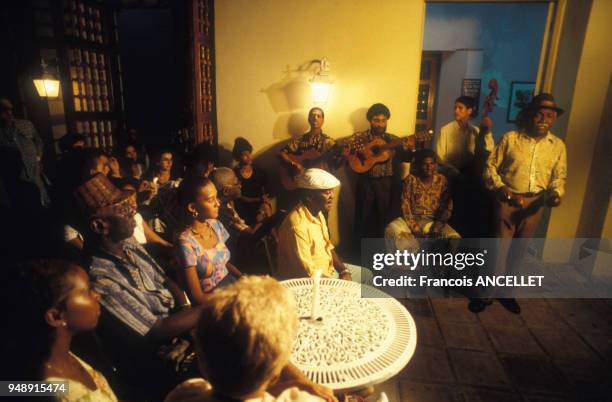 Musique salsa avec danseurs et musiciens en juin 1996, à Santiago de Cuba, Cuba.