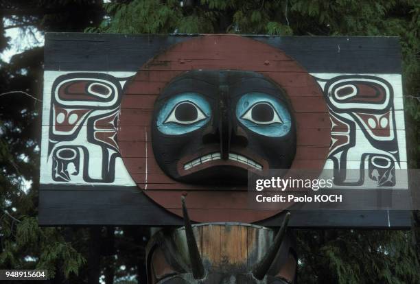 Totem amérindien haïda de Stanley Park, représentant la lune, à Vancouver, au Canada, en octobre 1975.